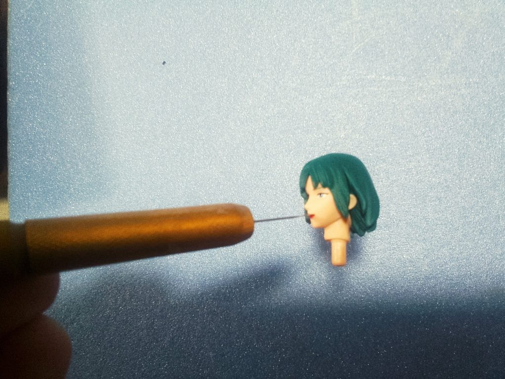 口元が一文字で色気が皆無なので💦デザインナイフをぶっさし加工で口内のクリアランスを形成させます。