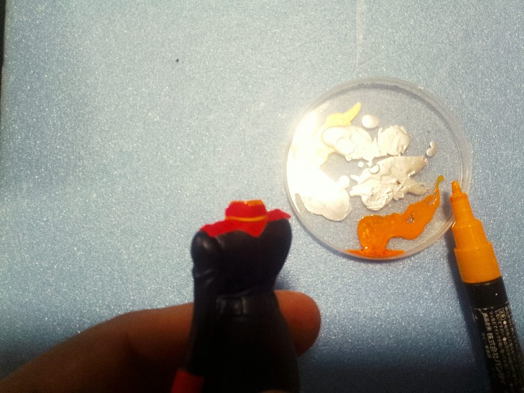襟元のイエローモールドが塗り分けられていないのでガンダムマーカーイエローでリタッチします。