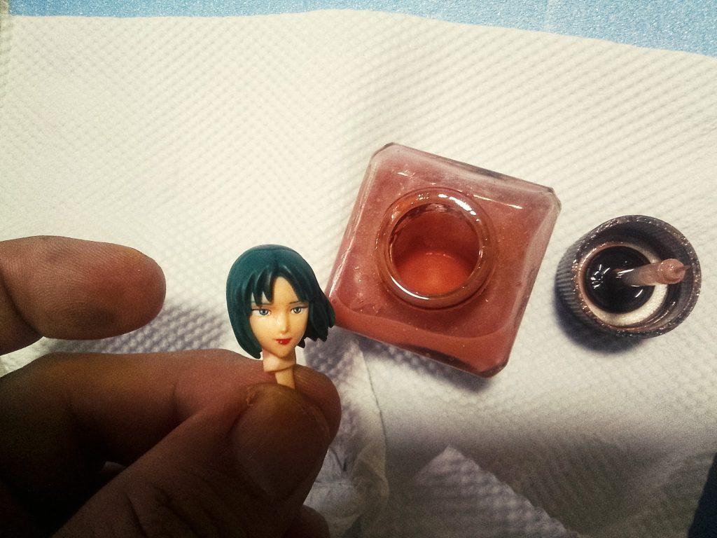 フェイスの陰影は田宮スミ入れピンクブラウンで描きこみ　唇のシャドーはマッキー極細のレッドで行いました。