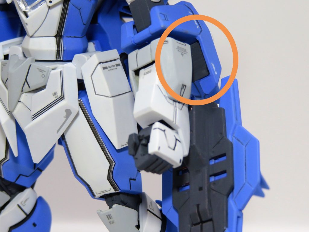 このキット、古いわりにはプロポーションが優れていますが、ひとつだけどうしても見逃せない欠点が…。GNドライブの裏側と、肩アーマーの内部、接続ピンがむき出しなのです😨パーツの肉抜きが全く気にならない私でも、これはさすがにそのままにするわけにはいかず、waveのモールド入りプラ板を加工・塗装して仕込むことで隠しました。