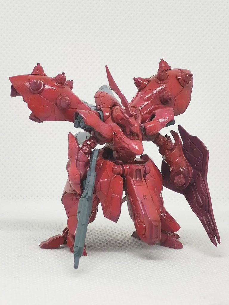 エアブラシでベース塗装。情報量を増やすためにグラデーション塗装で少し明暗を付けています。