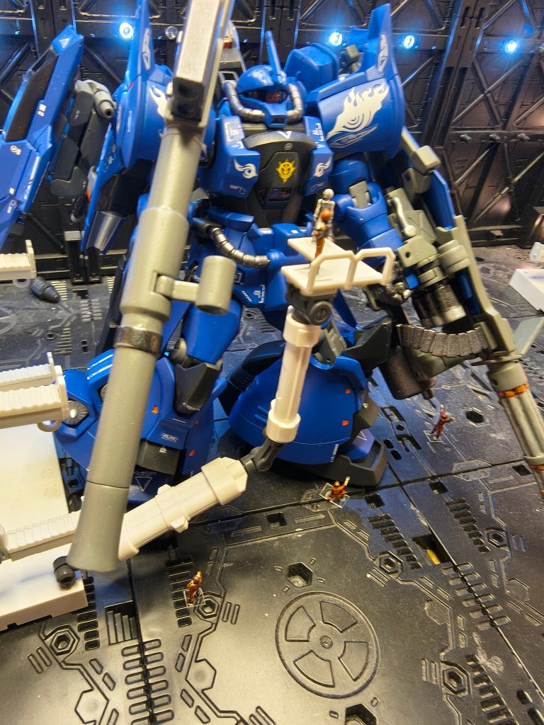 この機体の最も翁特徴は何よりその背中に背負った大型ブースターにある。元々フライトタイプは重力下での飛行を可能とした機体であったが、その在り方はホバーに近く、飛行時間も短時間に限られたものだった。