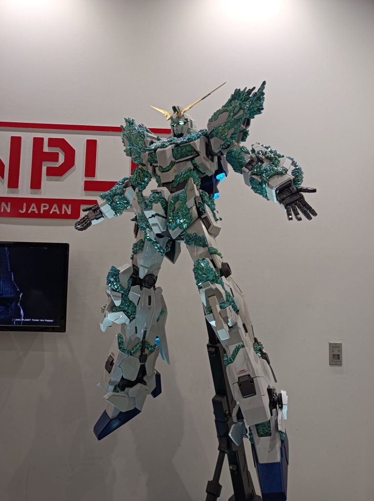 本当はHGのユニコーンを作りたかったのですがどこにも売ってないしガンダムベースは開店すぐに行ったのにもぬけの殻になってたのでで泣く泣くモビルスーツアンサンブル版を製作しました(zaku-kao9)（ モビルスーツアンサンブルでも全然カッコイイんだけどね）