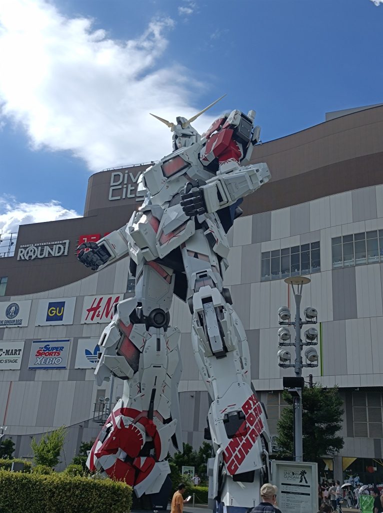 ユニコーンはバンシィの侵略を防ぎ、最後までダイバーシティーの前でお台場とガンダム好きを見守り続け、変形で人々に感動を与えるのであった。