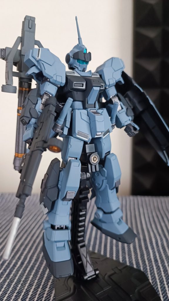 成型色よりも少し落ち着いたブルーグレーを目指したので、そこは上手くいったかなと思っています。バイザーや胸部等の黒い部分はもう少し紺色に近づけたかったです。ほぼ黒になってしまい調色の難しさを実感しました。ダクトの白は全て水性塗料で筆塗りしてみたのですが、はみ出すわムラが凄いわで筆塗りを上手く出来る方は本当に尊敬します...