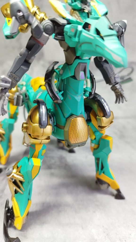 ＜分割型Iフィールドジェネレーター＞本機には計4基設置されている黒色の円弧型ユニット。小型化により通常サイズMSにも搭載が可能となったが、フィールド形成には複数ユニットが必要である。エネルギー消費は激しく、胴体部に増設した大型ジェネレーターをもってしても展開は機体前面のみ、短時間の使用に限られる。