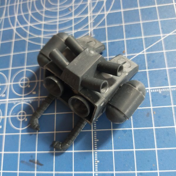 　引き続き1/100ゾゴックを制作中。 なかなか作業が進まず加工出来たのはバックパックとハンドパーツの片方のみ。 バックパックはパイプ状のパーツを削って角度が付くようにしたのですが、接着部分がほぼイモ付けなので強度的に不安。 ハンドパーツは少し開いた状態に加工しましたが、まだ工作が荒いのでさらに調整が必要。 この調子だと完成が何時になるのか?という感じなのでペースを上げていきたい。&nbsp;（2枚目）