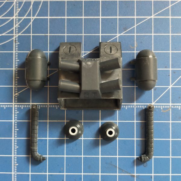 　引き続き1/100ゾゴックを制作中。 なかなか作業が進まず加工出来たのはバックパックとハンドパーツの片方のみ。 バックパックはパイプ状のパーツを削って角度が付くようにしたのですが、接着部分がほぼイモ付けなので強度的に不安。 ハンドパーツは少し開いた状態に加工しましたが、まだ工作が荒いのでさらに調整が必要。 この調子だと完成が何時になるのか?という感じなのでペースを上げていきたい。&nbsp;（3枚目）