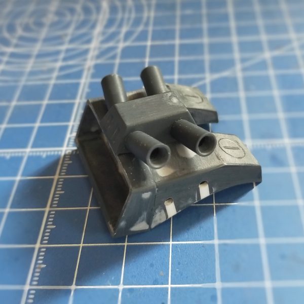 　引き続き1/100ゾゴックを制作中。 なかなか作業が進まず加工出来たのはバックパックとハンドパーツの片方のみ。 バックパックはパイプ状のパーツを削って角度が付くようにしたのですが、接着部分がほぼイモ付けなので強度的に不安。 ハンドパーツは少し開いた状態に加工しましたが、まだ工作が荒いのでさらに調整が必要。 この調子だと完成が何時になるのか?という感じなのでペースを上げていきたい。&nbsp;（4枚目）