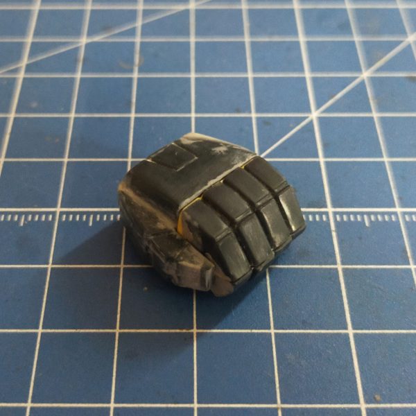 　引き続き1/100ゾゴックを制作中。 なかなか作業が進まず加工出来たのはバックパックとハンドパーツの片方のみ。 バックパックはパイプ状のパーツを削って角度が付くようにしたのですが、接着部分がほぼイモ付けなので強度的に不安。 ハンドパーツは少し開いた状態に加工しましたが、まだ工作が荒いのでさらに調整が必要。 この調子だと完成が何時になるのか?という感じなのでペースを上げていきたい。&nbsp;（5枚目）