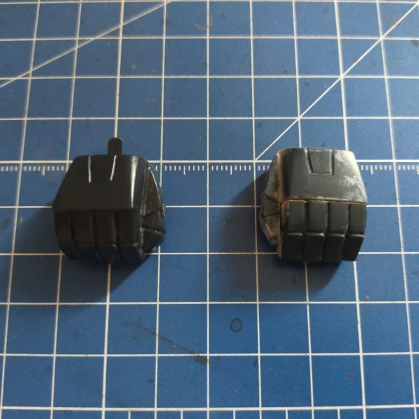 　引き続き1/100ゾゴックを制作中。 なかなか作業が進まず加工出来たのはバックパックとハンドパーツの片方のみ。 バックパックはパイプ状のパーツを削って角度が付くようにしたのですが、接着部分がほぼイモ付けなので強度的に不安。 ハンドパーツは少し開いた状態に加工しましたが、まだ工作が荒いのでさらに調整が必要。 この調子だと完成が何時になるのか?という感じなのでペースを上げていきたい。&nbsp;（6枚目）