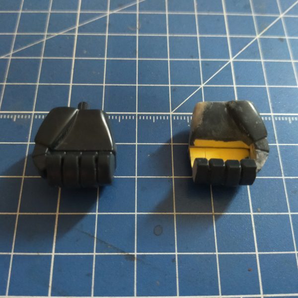 　引き続き1/100ゾゴックを制作中。 なかなか作業が進まず加工出来たのはバックパックとハンドパーツの片方のみ。 バックパックはパイプ状のパーツを削って角度が付くようにしたのですが、接着部分がほぼイモ付けなので強度的に不安。 ハンドパーツは少し開いた状態に加工しましたが、まだ工作が荒いのでさらに調整が必要。 この調子だと完成が何時になるのか?という感じなのでペースを上げていきたい。&nbsp;（7枚目）