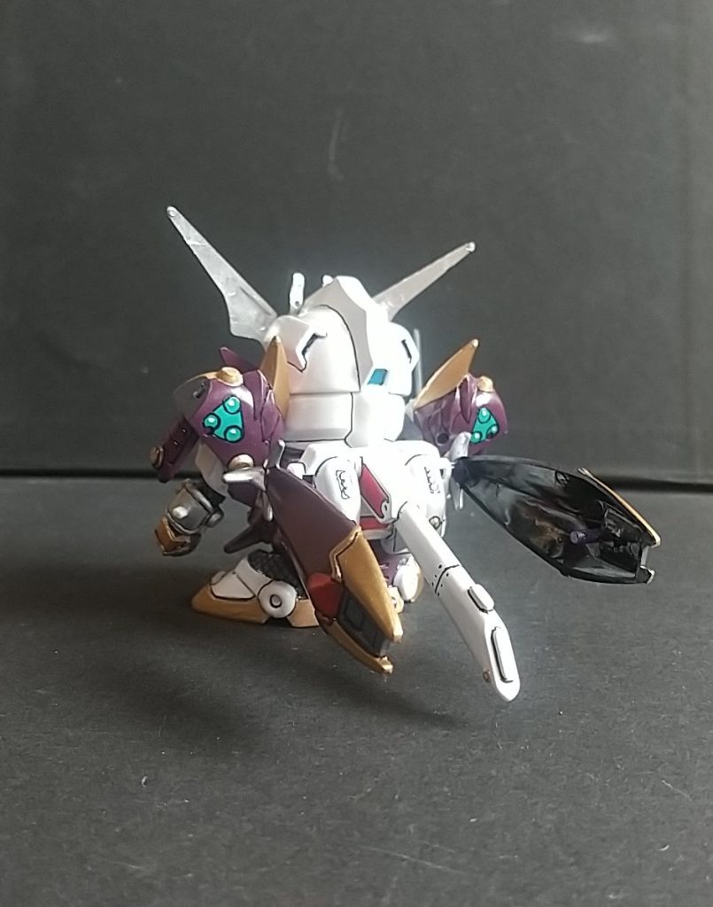 光と闇の2形態を持つキットで、ガーベラテトラが光落ちしてGP04に変化するという設定だそうです