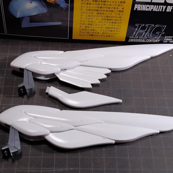 まずはオマケ画像から、サルベージ出来た約20年前撮影のF2です。この頃はまだヘルメットが浮いてません。ゼロカスの方は胸中央の加工が終わったんで最終確認の組付けです。知らんかったこととはいえ胸下部の段差はVER.K.A．にもあるんでなんだかもやっとしましたけどやりようがないんでこのままとします。ウイングは自分の頭ではスライド構造が物理的に無理があるんじゃないかと思うんですけどテコが上手く利かないようになっててロックかかるんで後ハメにして遊び多くとって更に閉じた場合に羽が合うようにしてあります。ツノが何故だか理由がわからないまま折れてしまって接ぎました。ジオングは能く行く中古屋さんが、行くたびにボッタクリ値上げが増えてきたので、どう考えても半年以上売れずに比較的良心的価格で推移していたのを、ここにきて「こいつも値上げされたらかなわん」いうことで購入したモノ。　個人的には、プラモ再開後、１年戦争から数年の（当時買わなかった）欲しいゲルググザクグフジム系統を改めて集めました（ドムは昔買ったＭＧが未塗装組立て）。他には設定画で気になったピクシーとかエアリアル等々。ここらへんは改造前提で自分の腕では長くかかるので、積みプラで紹介したほぼ全部で作りたいプラモデルは一生分あることになってます。しかしキャバリアーみたくサクサク組んで特にロービジ塗装で何とかなるのは一週間もあれば完成できたり、パチ組でも良かったりの短期間でイケるキットが、どうしても欲しいわけではないけどあったら欲しい。例えばＶガン、Ｖ２なんかは強者さんな方々は旧キットで完全変形完成させたりしてて、自分もなんとかそうしたいところがあってキットがある分焦ってはいないですけど、一方で完全変形パチ組で結構十分なＭＧをサクサク組みたいというヤツです。※MG発売当時はプラモから離れていた期間で時期を逸しました。長いけど更に続いて時々出るボヤキと嘆き。※ここまでで、長文が更にウザがられるようになった昨今誰も読んでないだろうということで開き直り相変わらずガンプラ無い。あるけど無い。確かにお盆休みには旧ザクFZエックスレクイエムザクガンダムティファMGFM各種今まで見てないのが普通に店頭にありました。がしかし休みが開けたらガンプラ陳列１/３縮小店舗が出て来たり、地方割り当てがないのか、私が店舗に行ったときには売り切れなのか、再販日にブツはなく、でもパトレイバー各種はきっちりあったという。ただまあ欲しい人は朗報だったかもでメガサイズのほうは入荷があったり、アッガイ増えたりとかその他いろいろ。それでも言いたい、「無えよ」と。ちなみに店頭販売で一度もジオ見たことないんですけど、並ぶ人用の列がある時に、レジでは５個以上確実にありましてその時初めて見ました。ほかにも１個だけまず見ないようなMGとか。まああるとこにはあるんでしょうけど、しつこいですけどそこら辺の争奪戦から脱落してる身としてはこれまた「無えよ」という話でした。ついでにシーズゴ、当時結構良心価格で購入したけど、最近同店舗でいきなりのボッタクリ価格。よく見るとその他キットも大幅値上げ。あーやだやだ。まだまだバブルを膨張させる。（2枚目）