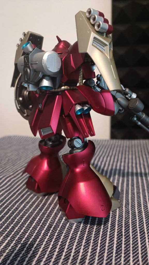 バーニアはクェスの髪色に寄せたブルーグリーン