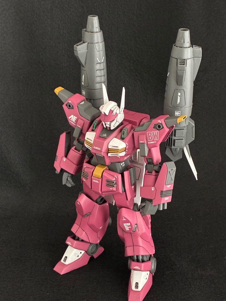 この時期に発売されたキットは胸部の八の字化と足首の小型化をするだけでもかなり化けます。まずはそれらの工作で大まかなスタイルを作った後に、コミックの絵と睨めっこして細かな部分の改修をしていきました。