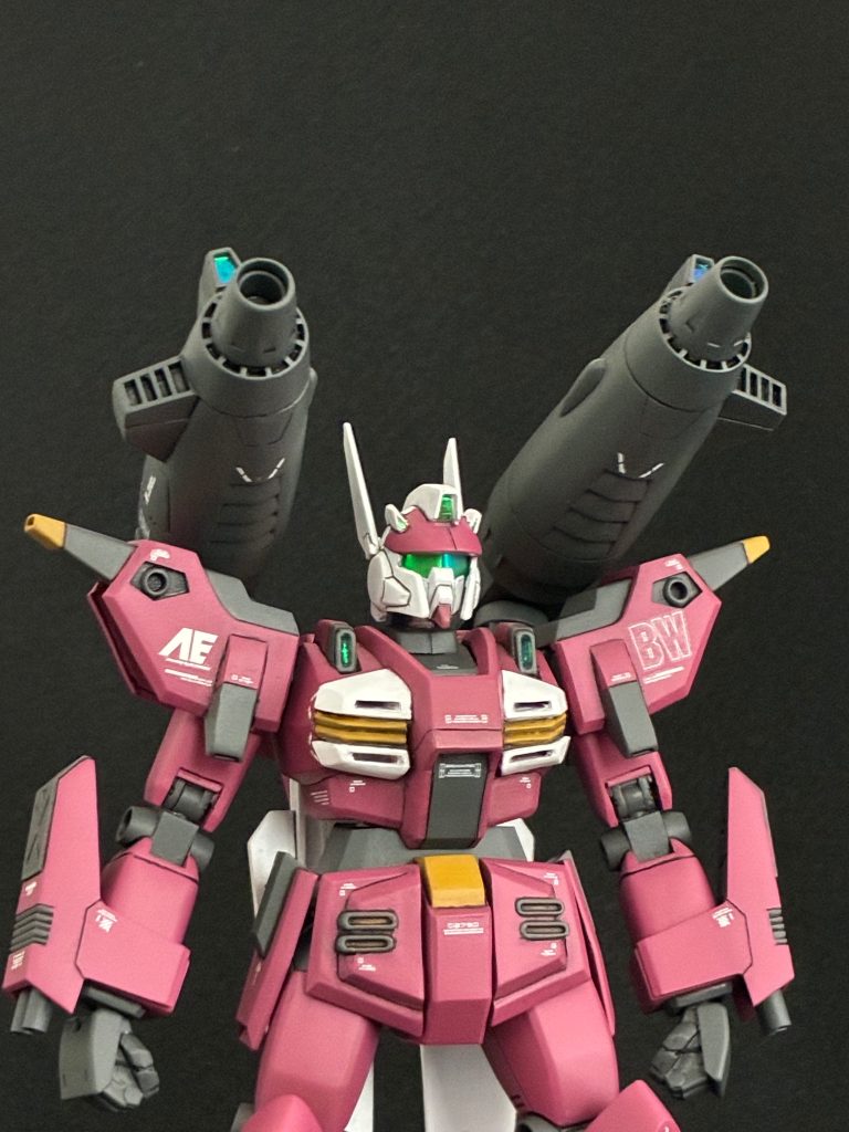 塗装はメインの赤色はアサヒペンクリエイティブカラースプレーのガーネット。他は各種水性塗料で筆塗りです。センサー類はダイソーのラッピングテープ。よく反射して良い感じです。