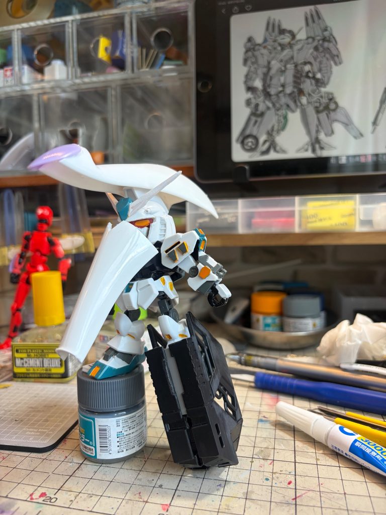 マグネットを仕込んで脱着しやすいようにしています。脚のパーツはDAISOのディスプレイベースを加工しました。レンゲがまぶしい
