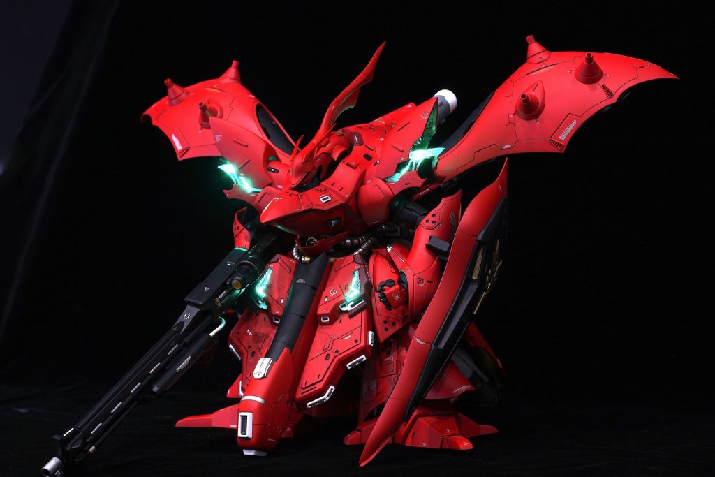 サイコフレームはジオン側が開発したんだからナイチンゲールにもあっても良いはず！の発想を元にフレームを透明レジンで複製して発光する様にしてみました。