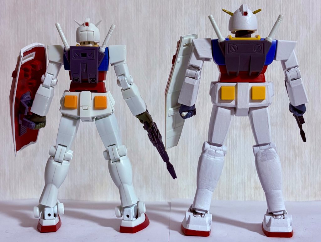 ロボット魂の方が安彦ガンダム風で、リバイバル版はがっしりとした大河原邦男デザインのガンダムとして両立している。