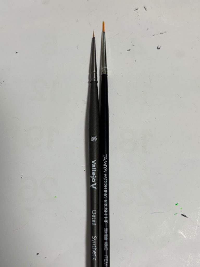 ついでに買ったすんげぇぇー細いファレホの筆。ウチのレギュラー、タミヤの極細がごん太に見えるくらい細い。&nbsp;&nbsp;案の定、上手く扱えませんでした（笑）