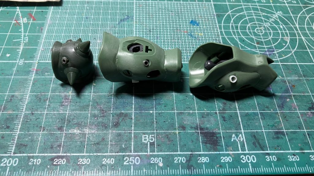 　左肩とスネには丸バーニアのモールドがありますが、造形が甘いので3mm径のプラパイプやコトブキヤのMSG「モビルパイプ」2.5mm径を埋め込んでディテールアップしました。