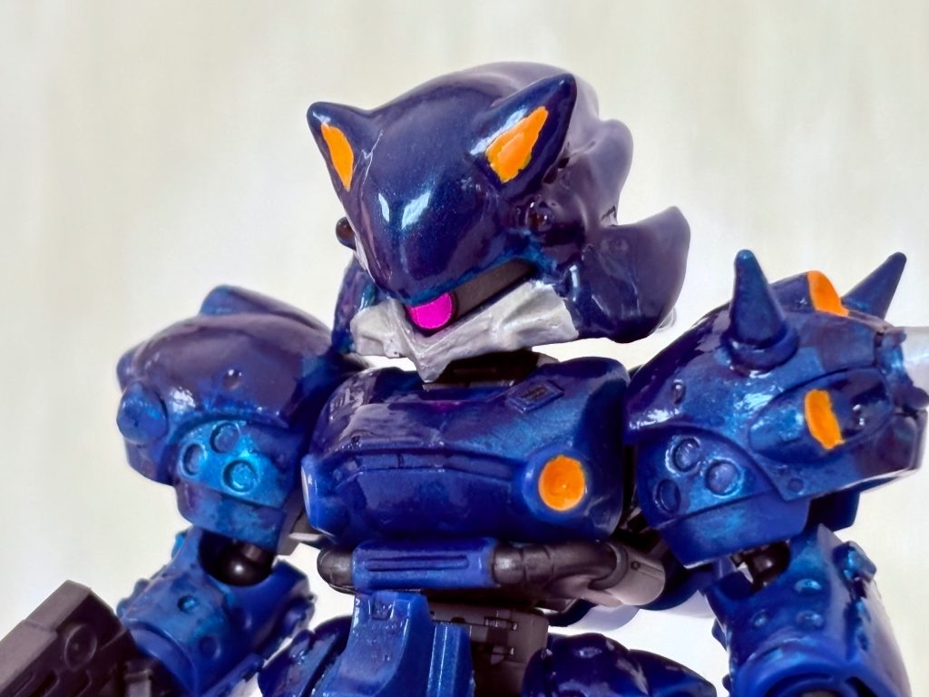 バストアップ。見えにくいが頭部バルカン砲も搭載してある。ガンダムの世界観に合わせるなら、セガつながりでブルーディスティニーやイフリート改のようにEXAMシステムかサイコミュを搭載した実験機にしても良いかも(gundam-kao6)
