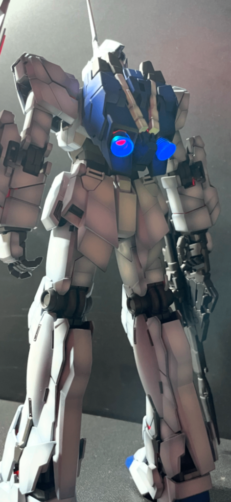 バーニア、サイコフレームには蛍光塗料を塗ってますのでUVライトで発光します。サイコフレームは、デストロイモードでないので、意味ないですが笑笑