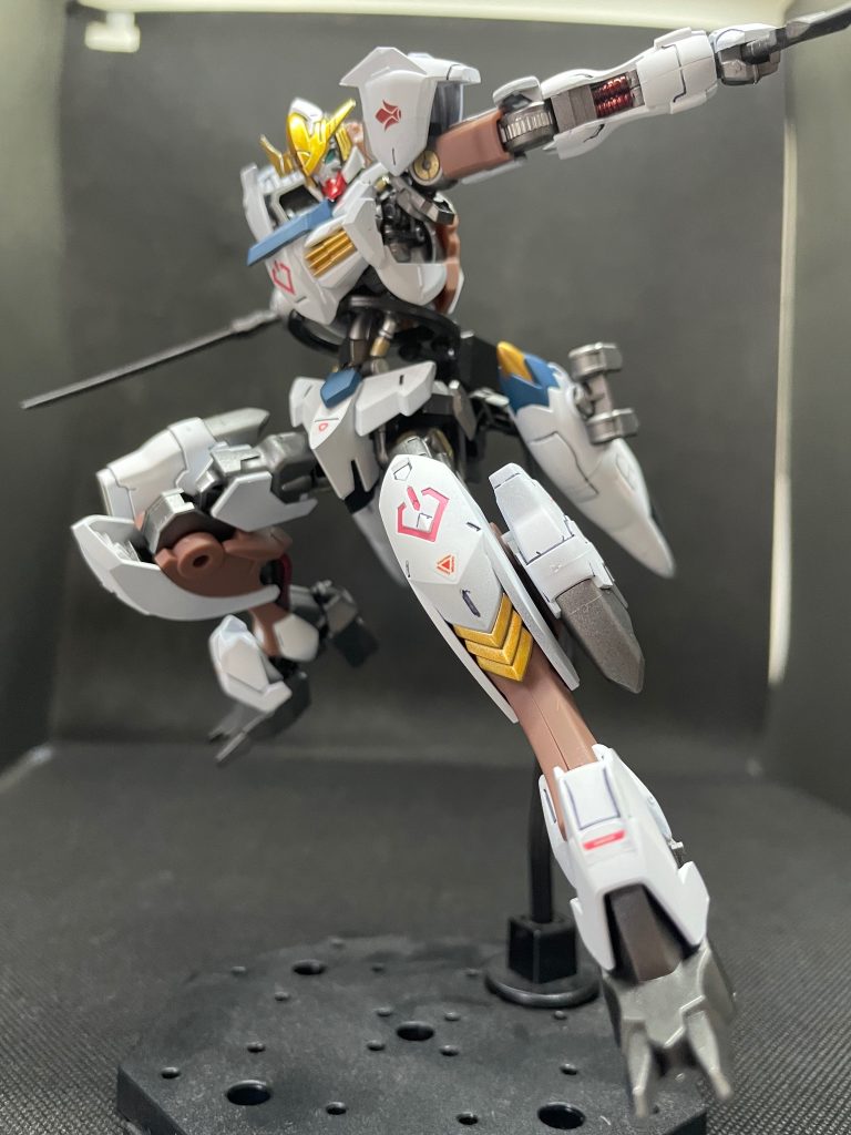 フレーム強度が上がって、動かしやすくなった良いキットでした劇中ではメイスを振りましたら機体が壊れると言われてましたが、HGバルバトスのキットでは一番しっかりしてます笑
