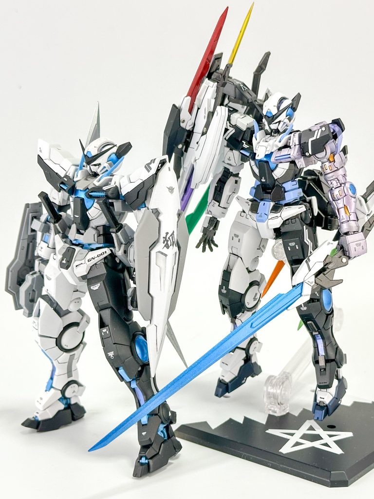 前述した公式コラボカラーのRGエクシアと並べて。肩や脚部がリペアⅢのものなのでこちらも完全に同じではないのですがほぼ公式と一緒です。台座はアクションベース７をマスキングしたりして塗装しています。ふわふわしっぽの五芒星。あなたの心の一番星。