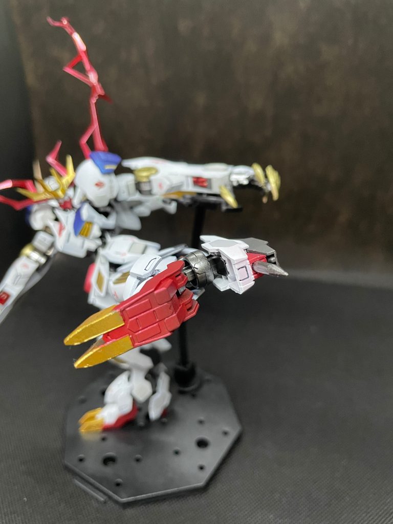 わかりにくいですが、踵のパイルバンカーも再現
