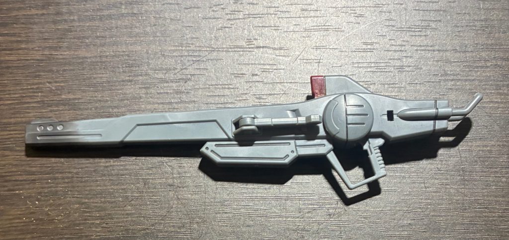 GNロングビームライフル（武器）GNZナンバーの系譜を感じさせる長大な試作型ライフル。機体サイズに対して大型だが、頭部の新型センサーと連動することで、超長距離からの精密狙撃を可能にする。
