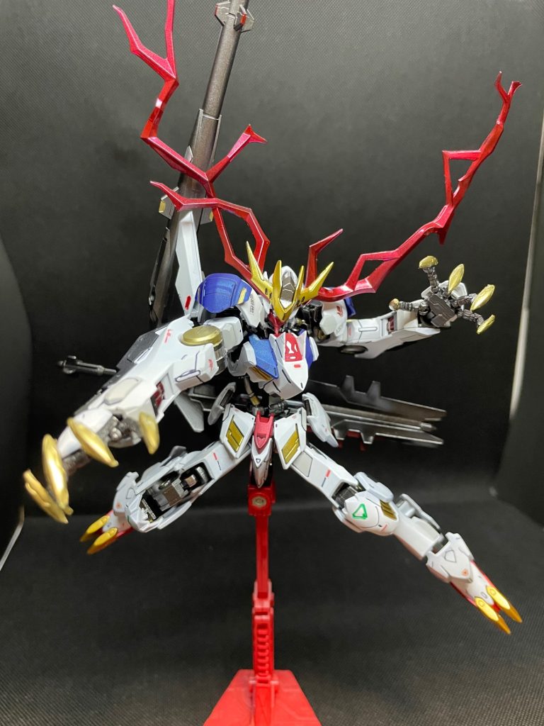 アダプトの新フレームはルプスレクスにかなりマッチしていると思います素組だと胴が短く、肩幅が狭い、腕だけが異常に長いとアンバランスな状態を新フレームを入れると見事に全体のプロポーションが改善されている気がします