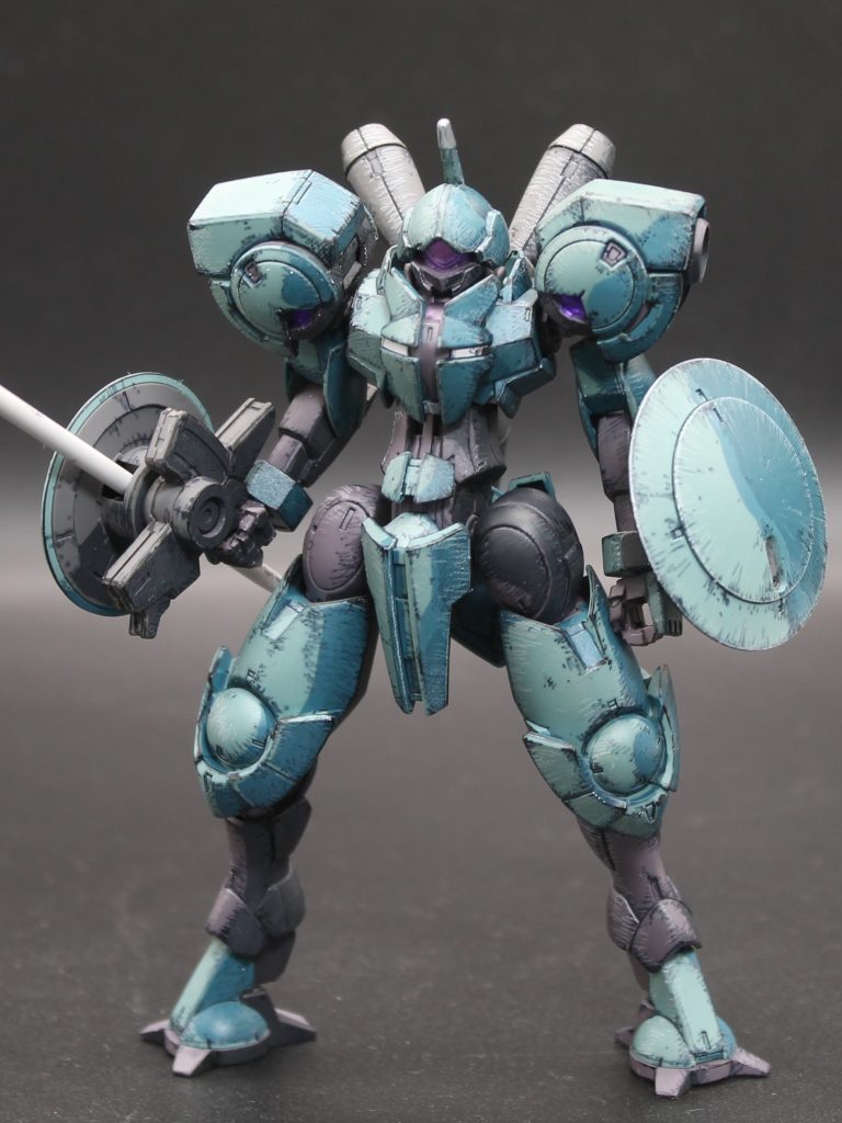 アニメ塗りの要領で、水性アクリルマーカーを使い影色を描き込んでいます。加えて、スミ入れ用の細いガンダムマーカーと白い色鉛筆で、細かい線や傷を描き込み情報量を増やしてみました。