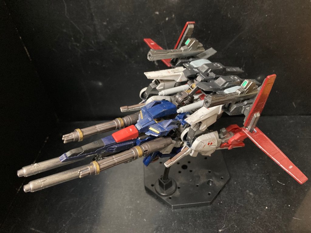 ファイター形態。この際に腰部後方のビームガトリング２基が機体前面に配置される。