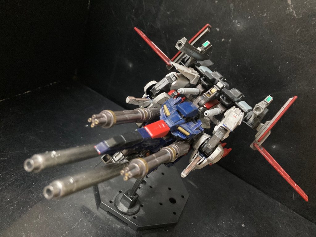 後述するが、ZZガンダムの可変方式とは全く異なり、ZⅡの可変方式に近い構造である