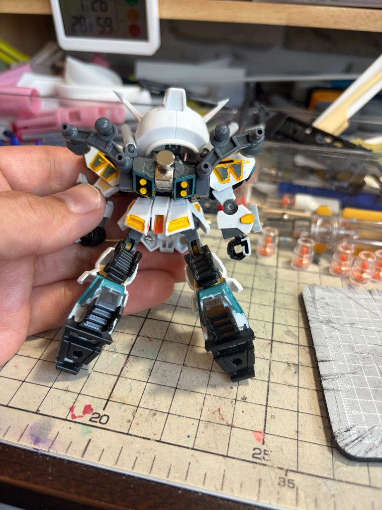 足裏はあまりイジらない派ですが、アリュゼウス形態で見えてしまうので、100均ベースキットの余りパーツをくっつけました