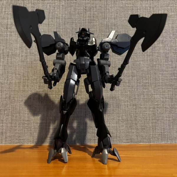 久しぶりにガンプラ作りました！子供の頃はSDガンダム作ってました。HGガンプラはメカメカしくてかっこいいです。これから墨入れと部分塗装をしていきます。息子が作ったザクと戦わせてみました。（3枚目）