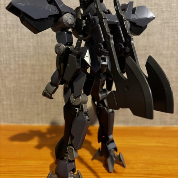 久しぶりにガンプラ作りました！子供の頃はSDガンダム作ってました。HGガンプラはメカメカしくてかっこいいです。これから墨入れと部分塗装をしていきます。息子が作ったザクと戦わせてみました。（2枚目）