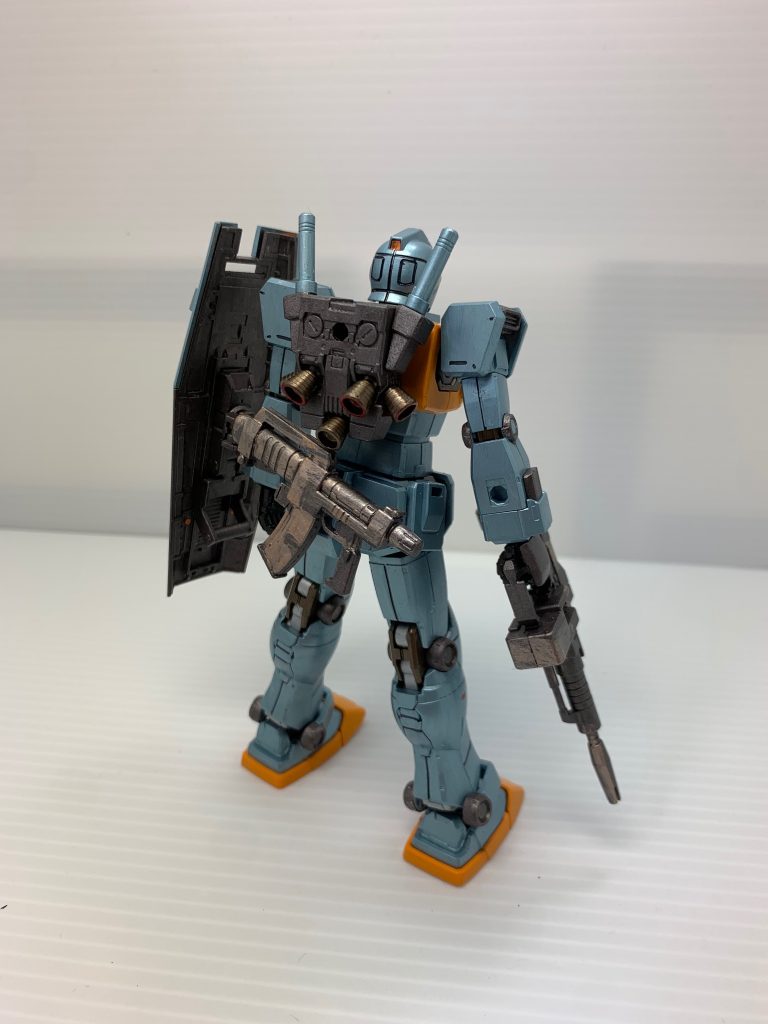 腰にスプレーガンを装備。