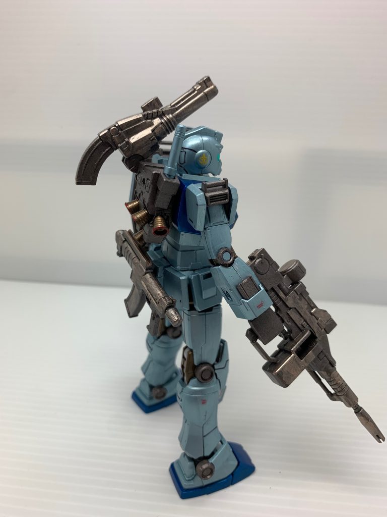 腰にスプレーガンを装備。