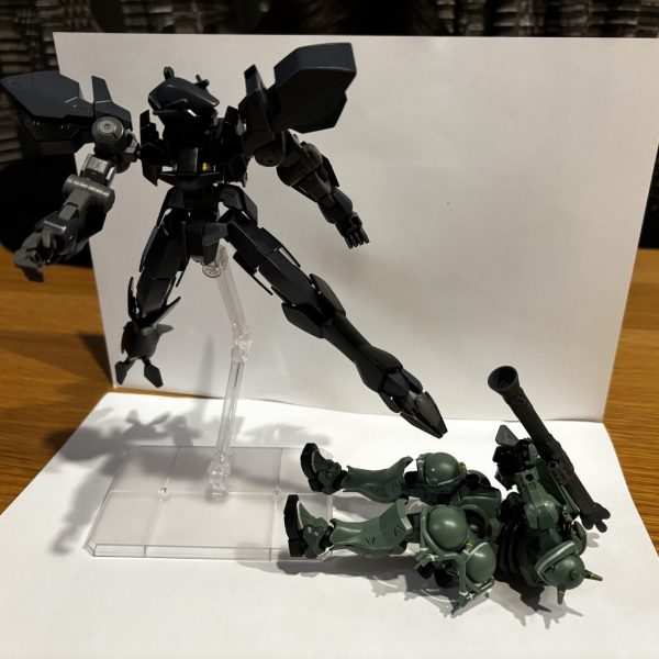 久しぶりにガンプラ作りました！子供の頃はSDガンダム作ってました。HGガンプラはメカメカしくてかっこいいです。これから墨入れと部分塗装をしていきます。息子が作ったザクと戦わせてみました。（4枚目）