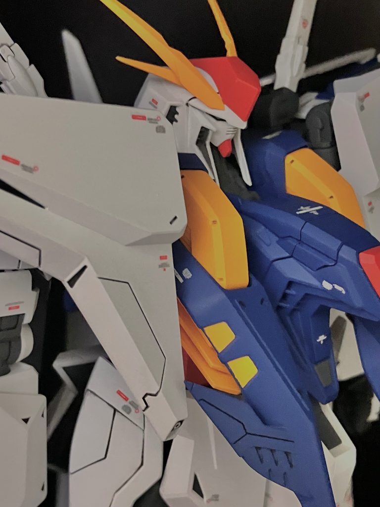 出戻りモデラーですフェイスをHGUC νガンダムのパーツへ変更各部エッジの強調、大腿部延長、握り拳を作成しました