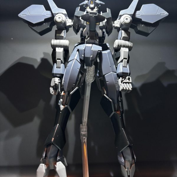 久しぶりにガンプラ作りました！子供の頃はSDガンダム作ってました。HGガンプラはメカメカしくてかっこいいです。これから墨入れと部分塗装をしていきます。息子が作ったザクと戦わせてみました。（5枚目）