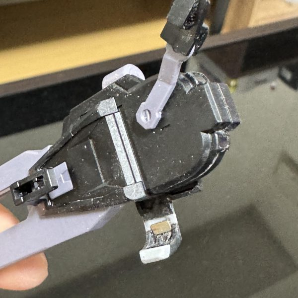 色に悩み中…赤はなんか違うしティターンズはすでに他の方がやっているし、ネットで白（ヘイズルカラー）も見かけたけどこれもしっくりこない顔のへの字スリットは削除しくちばし？あご？を延長ライフル下のタンク？を外して若干延長しネオジム磁石を埋め込み、ここにRG mk-Ⅱのバズーカを懸架できるように（外したタンクはグレネードの接続位置に移動しスコープっぽく改修）七式さんの動画を参考に足内側の装甲をズラして股を開いても足裏が設置できるよう改修拳が小さかったのでビルダーズのハンドパーツ大に差し替え（そのままだとボールジョイントのサイズが合わないため改修）（3枚目）