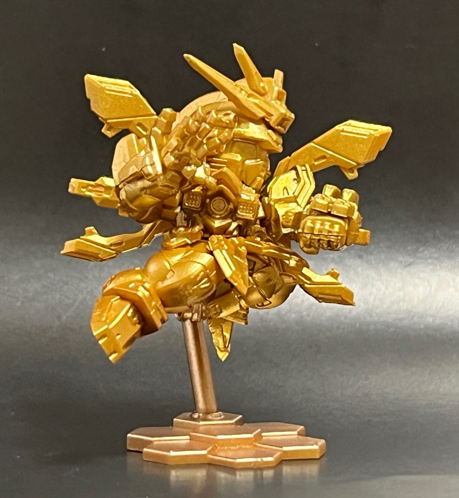 台座にはクレオスのスーパーレッドゴールドを使って、ゴッドガンダムと塗り分けました。同じゴールドでも色々な色調があって面白いですね。
