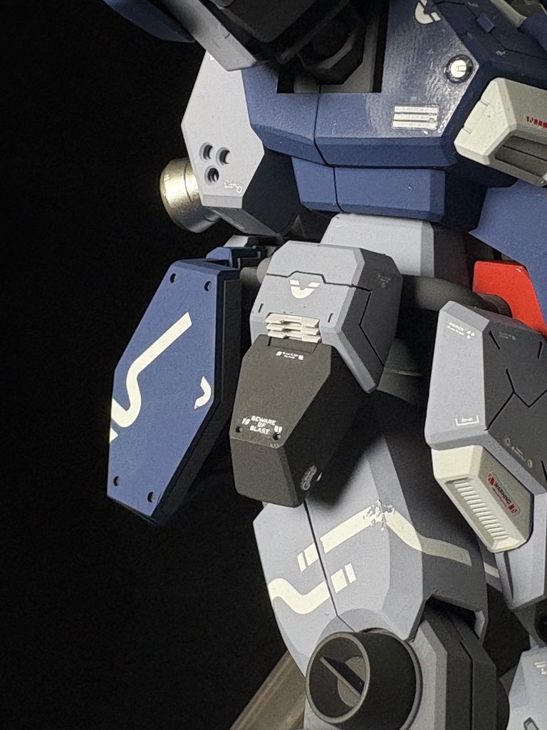 各部アップ①サイドアーマーシイタケディテールを取付ました。え、待って、ふともものデカールめっちゃ破れてるやん。。。