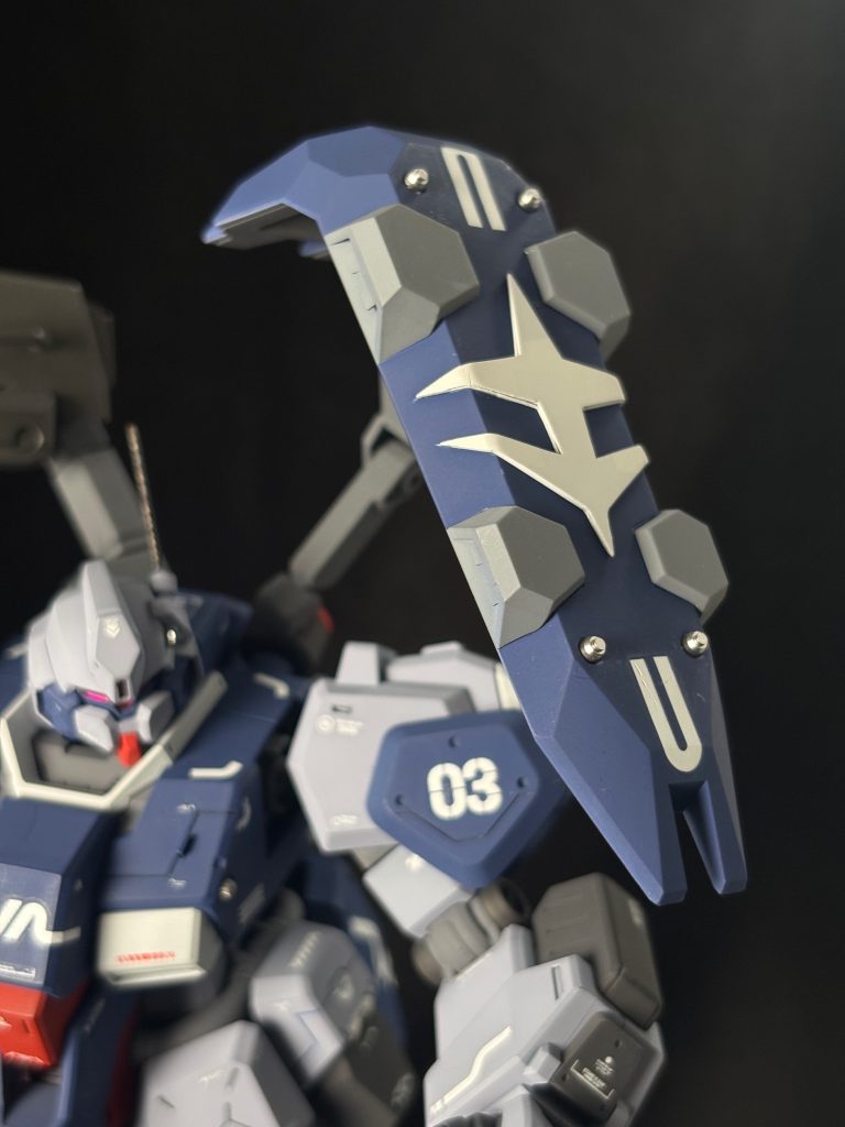 各部アップ②シールドなんか変わったシールドで背面からのアームでシールドを保持する感じです。真ん中の連邦マークは付属シールを利用して薄めのプラ板切り出ししたものをぺたりと貼ってます！ちょいもっこりして存在感アップです😍