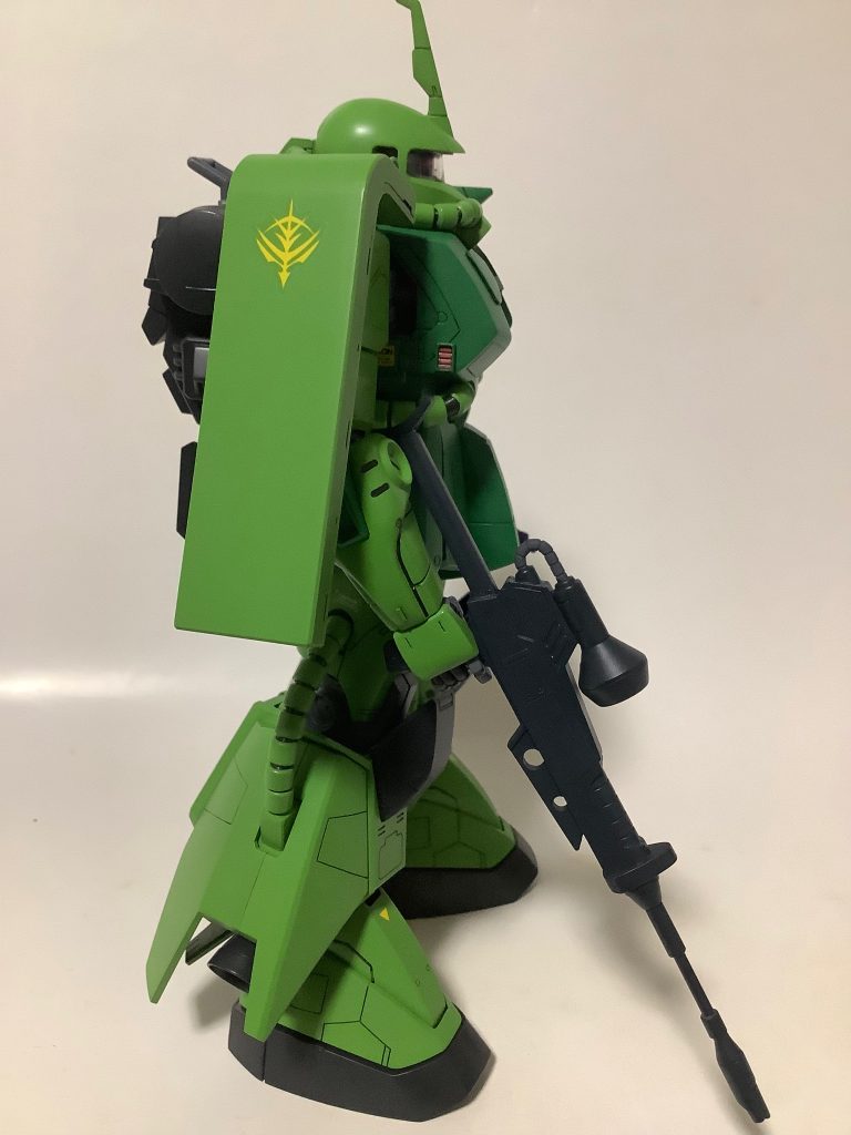 こだわりその3ベースのキットの原型を保つ(ちょっと細かいマイルールがあって伝えきれません)ビームライフルのデザインははっきり公式と思えるものが無かったのでゲルググ用を加工､元々ビームライフル実験機なので色々なビームライフルがあるんじゃないかと解釈しました(zion_emb)