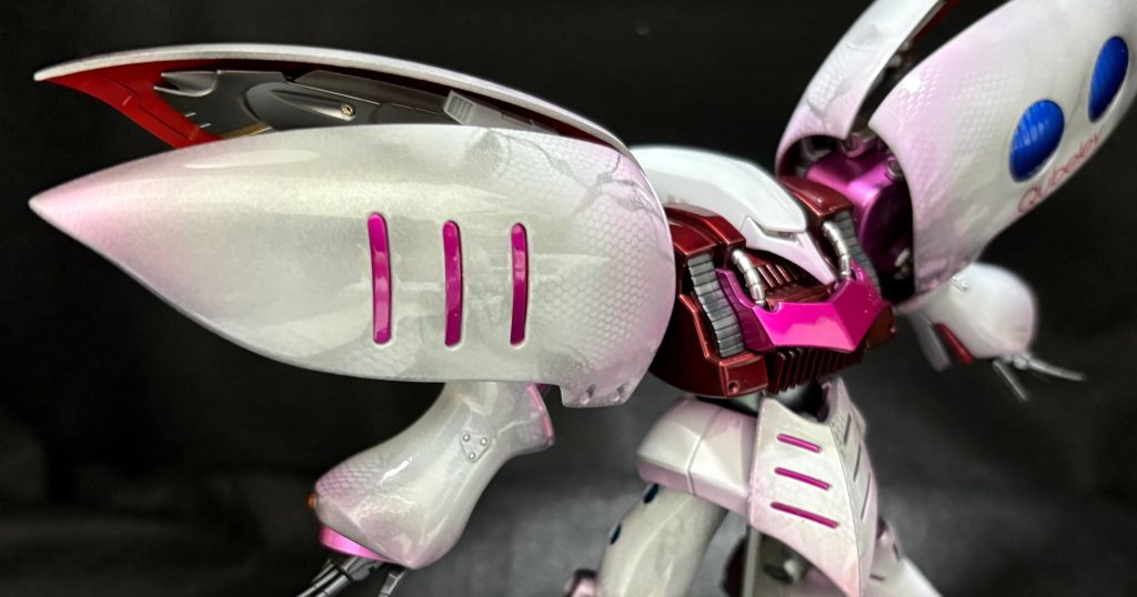 バインダーやスネは、黒サフ→シルバー→レースの端切でマスキングして白をまだらに→端の方にクリアピンク→クリア→デカール→クリア→研ぎ出し…というとても面倒くさい塗装をしています。マジでめんどくさい。